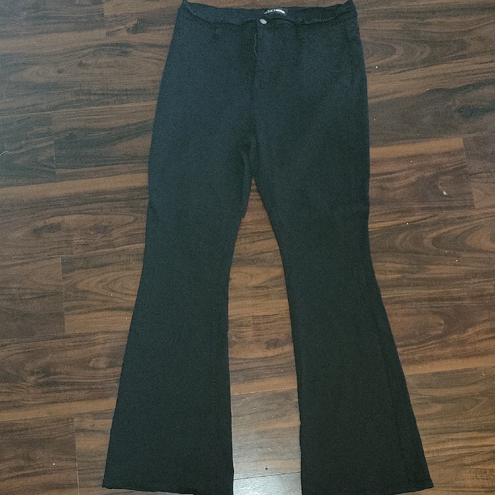Chic Black Flared Jeans